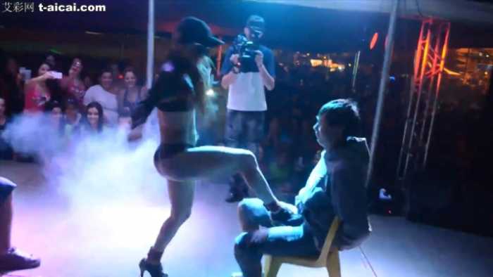 狠!夜店舞女当众暴力狂殴客人!这小妹啥身体素质啊?爆发力太强了!  bf2023
