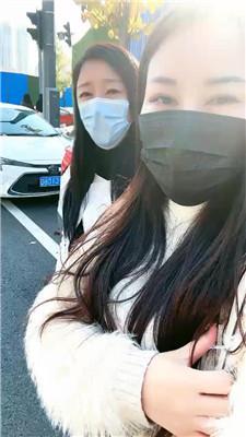 【丽娜】户外车内司机坚持不住了，一把抓住美女的脚舔个没完 JS241207-1