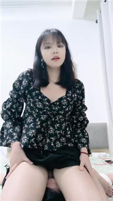 【栀子女王】玉足蹂躏踩/坐脸窒息 bf48011
