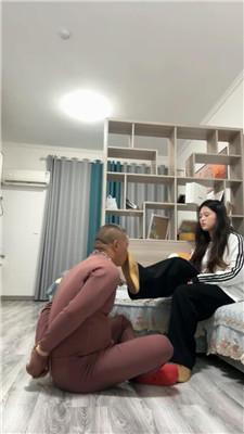 【子熙大人】铁链拴/反绑/舔脏运动鞋/口水+烟灰洗脸 bf48038