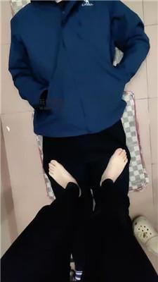 【奇了怪了】朦胧感又来了，贱狗龇牙咧嘴的享受着学生的脚丫 bf48181