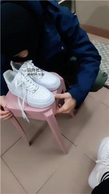 【奇了怪了】夜跑后原味鞋袜是狗的最爱 JS241216-17