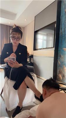 【金融女主】老狗舔闻脏鞋玉足 JS250104-8