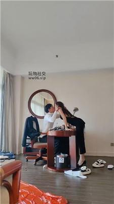 【宇S】情侣主-绿帽奴伺候我们约会 JS250112-1