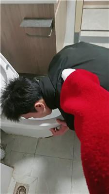 【薇薇情侣主】监督奴隶清理马桶 JS250203-24