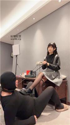 【素人挖掘机】可爱小主皮鞋黑丝虐绿奴 bf50477