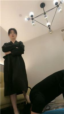 【丹丹】清理多双脏鞋底/脚下喂食 JS250301-36