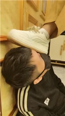 【文文文】双S-KTV-舔素人的脏鞋底 JS250313-13
