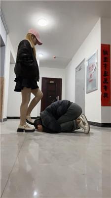【莹莹】精神小妹-走廊遛狗暴揍 JS250316-39