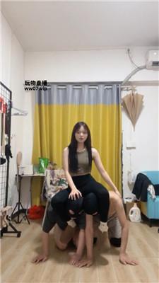 【琼爷】毛拖鞋白袜踩-兄弟奴争宠 JS250429-15