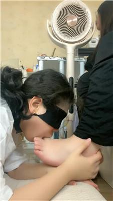 【小羊】喜欢舔臭脚丫的闺蜜犬 JS250619-31