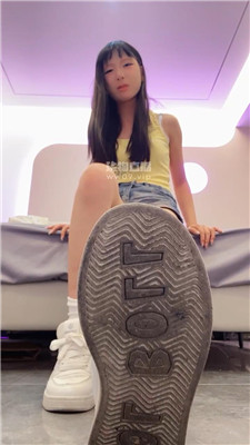 【困困】小白鞋美臀盯炸    250725-9