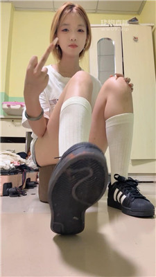 【懒猫大王】运动鞋脏白袜炸    250725-10
