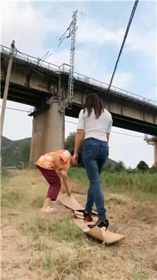 【夸梨】户外训化骚母狗 bf57244