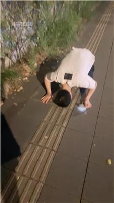 【鲸落女神】户外开发-给钱站街女让她虐狗 JS251016-33