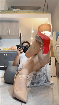 【覆面小妈】白蕾丝连衣裙裸足骚妈妈    251015-9