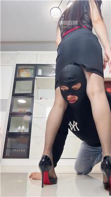 【丽娜】黑丝美腿踩虐诱惑 JS251019-45