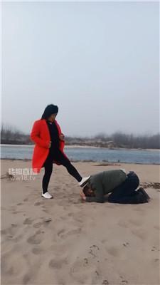 【刑狗】主人带到沙滩湖踢踹坐脸 JS260118-13