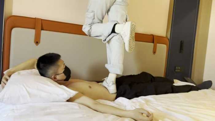 【哈萨克族素人女大】板鞋白袜跳踩肚子 YC-260318-2