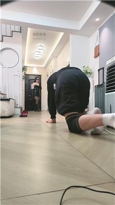 【胡S】下跪伺候主人回家 JS260411-2