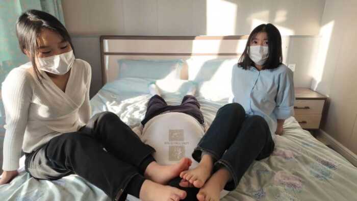 精神小妹 裸足踩踏狗食制作 JS260920~7