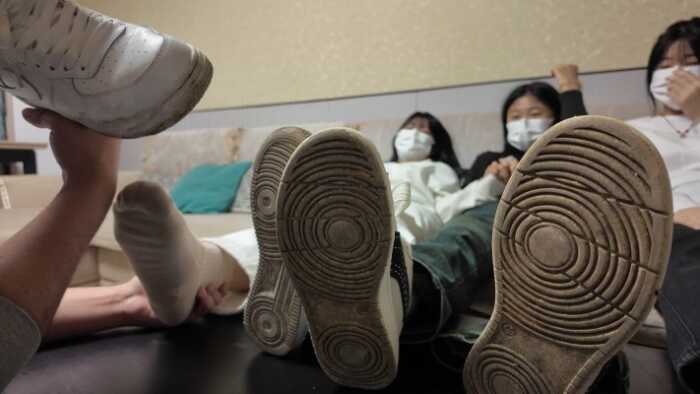 精神小妹 闻原味棉袜舔脚踩踏 JS261015~7